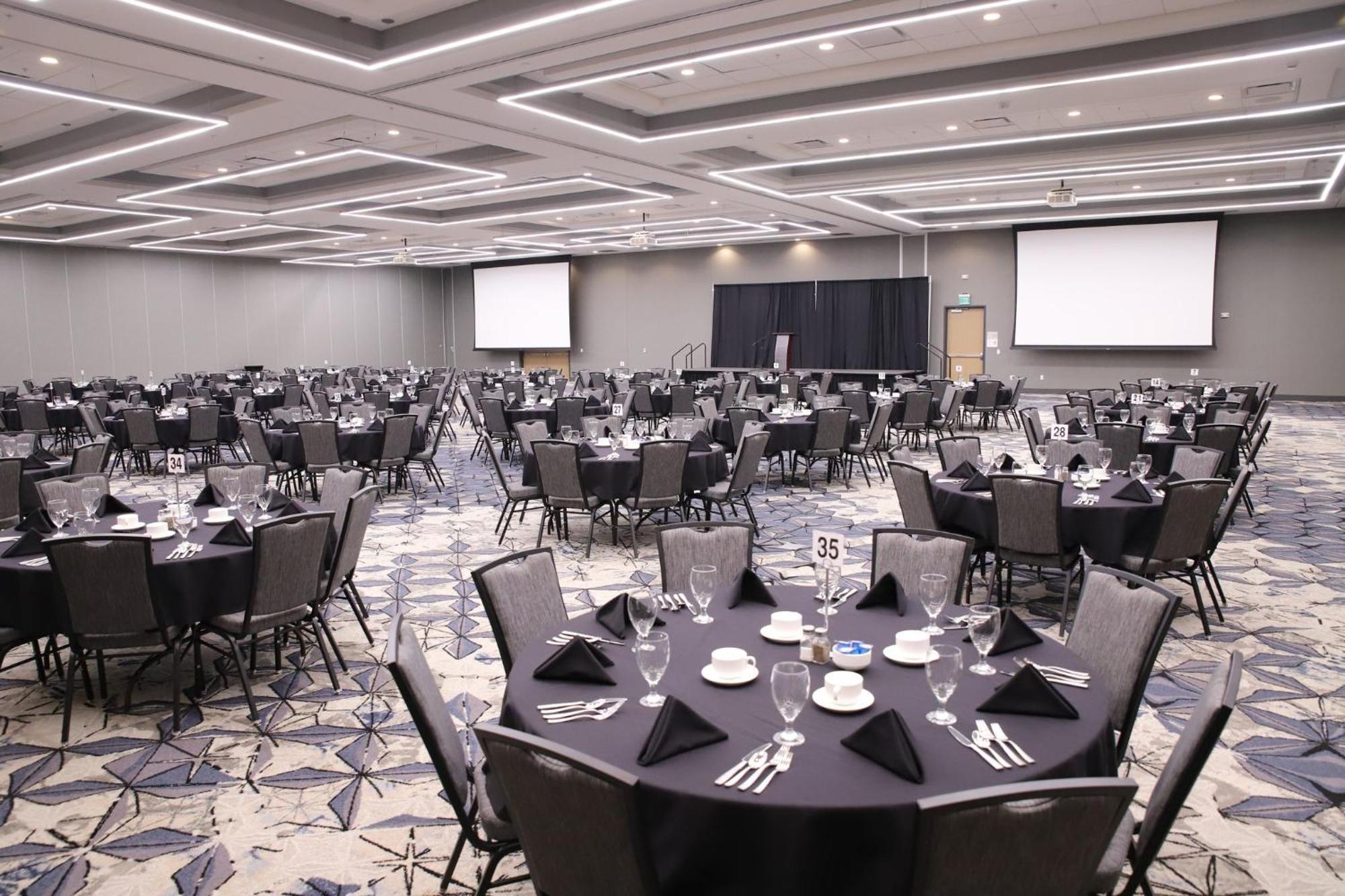 Holiday Inn & Suites Cedar Falls-Waterloo Event Ctr By Ihg Εξωτερικό φωτογραφία