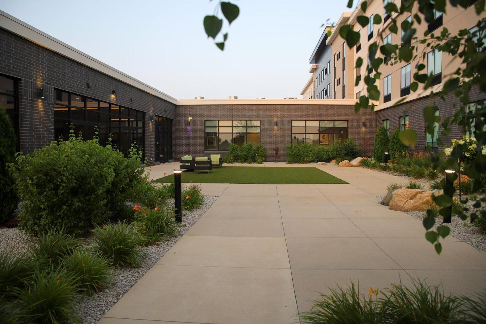 Holiday Inn & Suites Cedar Falls-Waterloo Event Ctr By Ihg Εξωτερικό φωτογραφία