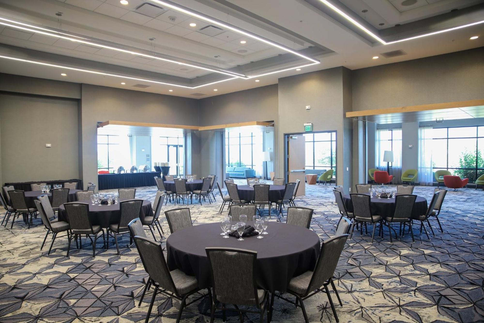 Holiday Inn & Suites Cedar Falls-Waterloo Event Ctr By Ihg Εξωτερικό φωτογραφία