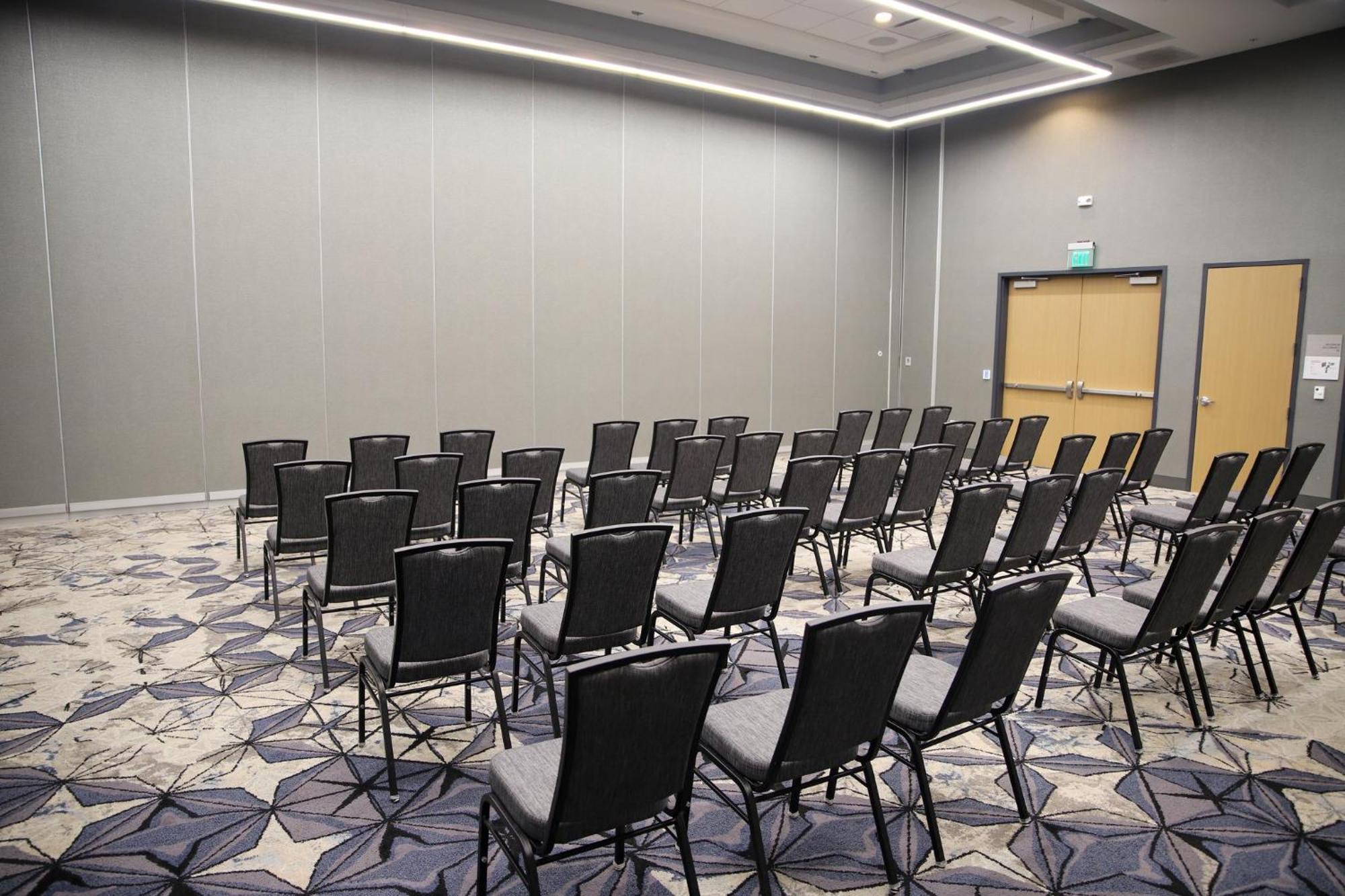 Holiday Inn & Suites Cedar Falls-Waterloo Event Ctr By Ihg Εξωτερικό φωτογραφία