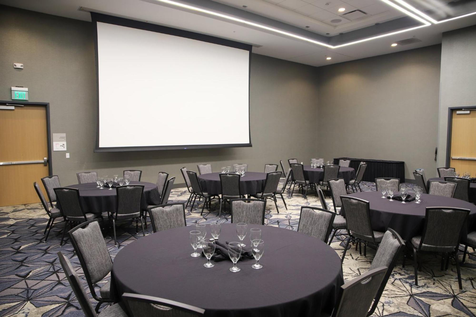 Holiday Inn & Suites Cedar Falls-Waterloo Event Ctr By Ihg Εξωτερικό φωτογραφία